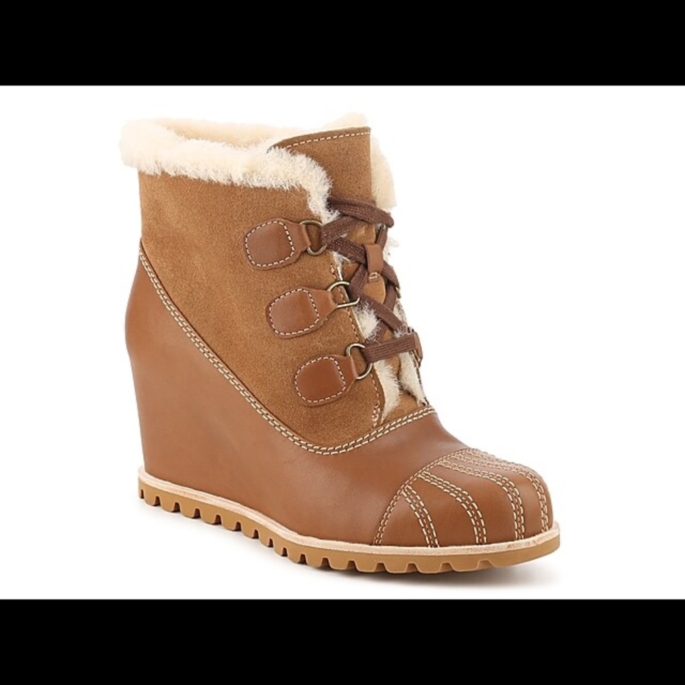 EUC UGG Alasdair Bootie